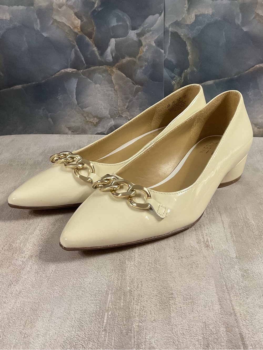 Naturalizer BECCA Cream Patent Pointed Toe Pumps with Gold Chain Women's Size 6M